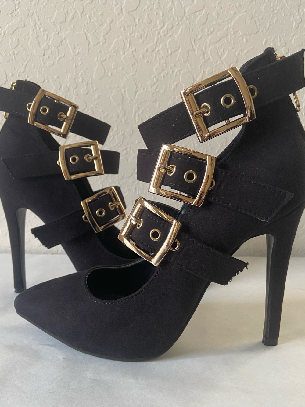 Charlotte Russe Black Pointed Toe
Stiletto Pumps Gold Buckle Straps -
Size 7